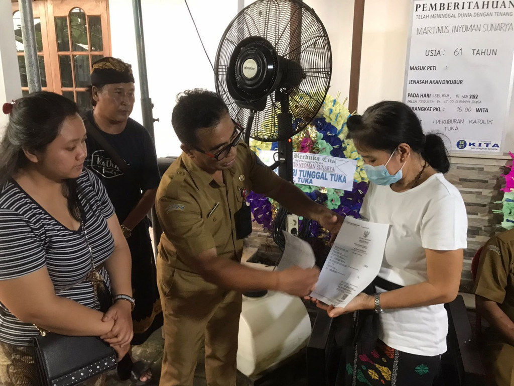 Dalung Smartvillage, Serahkan KK Baru dan Akta Kematian kepada Keluarga di Banjar Tuka, Dalung